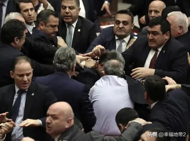土耳其议会爆发激烈冲突，数十名议员参与“混战”，你们怎么看？