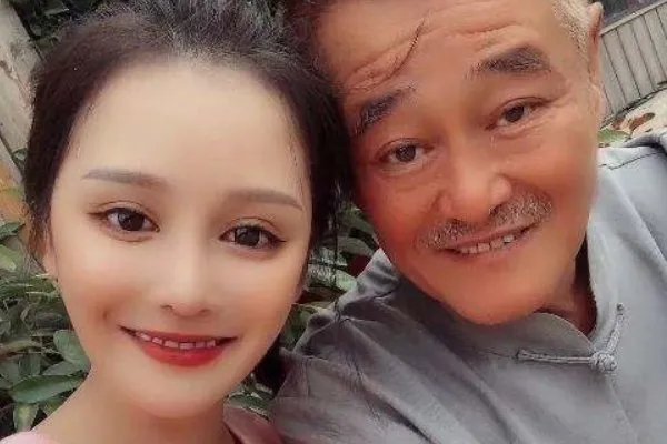 赵本山对女儿球球直播有何看法？