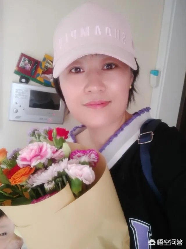 火车卧铺上一男一女打扑克