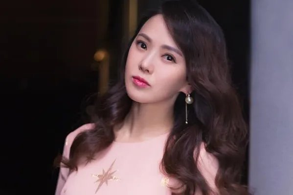 伊能静秦昊现身机场撒狗粮，谁能看出来她已经52岁