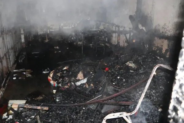 浙江一大叔进火场救人自家却被烧成废墟，你如何评价这位大叔的行为？