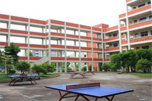 河北大学生坐窗台大喊学校配不上我，这个学校怎么了？