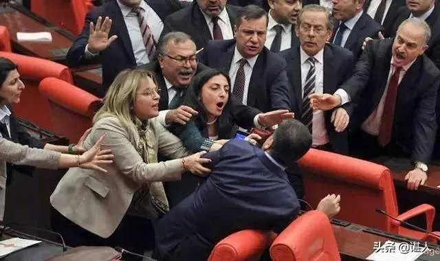 土耳其议会爆发激烈冲突，数十名议员参与“混战”，你们怎么看？