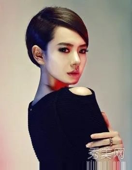 戚薇的图片，短发的。