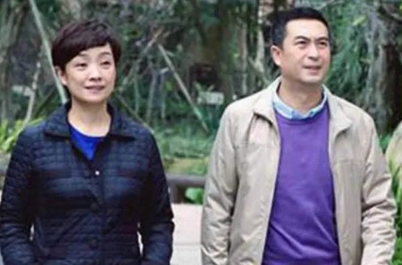 王海燕晒与张嘉译亲密合照秀恩爱，他们会有离婚的可能吗？