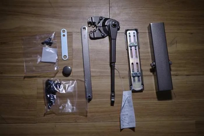 如何自己动手安装闭门器？