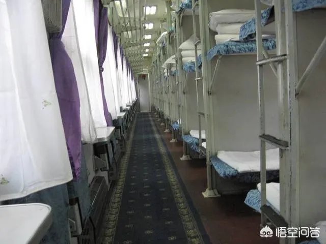 火车卧铺上一男一女打扑克