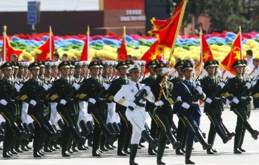 正步走的动作要领是什么？