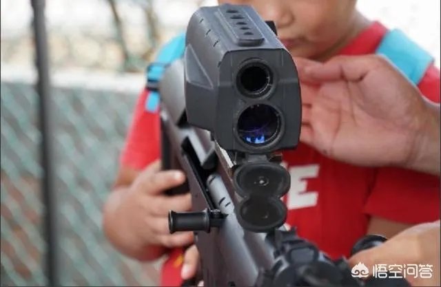中国的10式狙击步枪使用的瞄准镜为什么那么大，有什么优点吗？