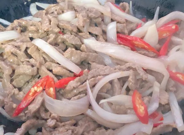 洋葱炒牛肉的做法