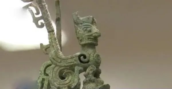 三星堆青铜神树上有只壁虎，它是怎么进入密封展柜的？