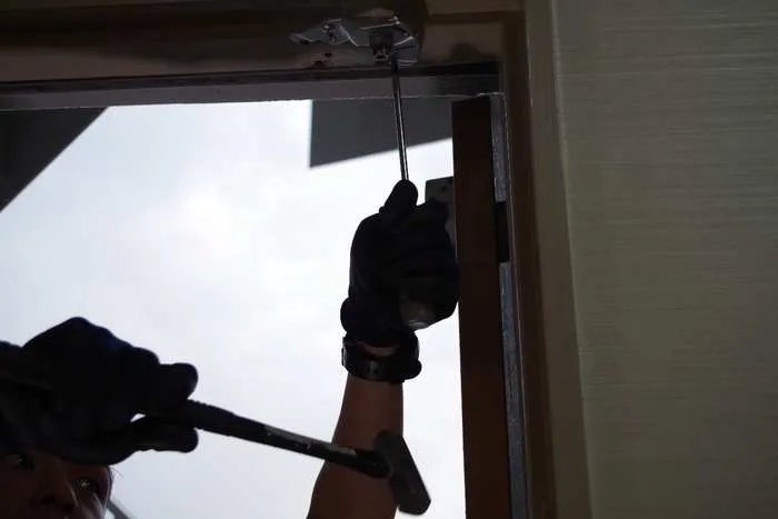 如何自己动手安装闭门器？