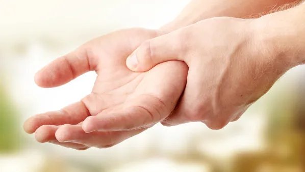 手总是脱皮怎么办