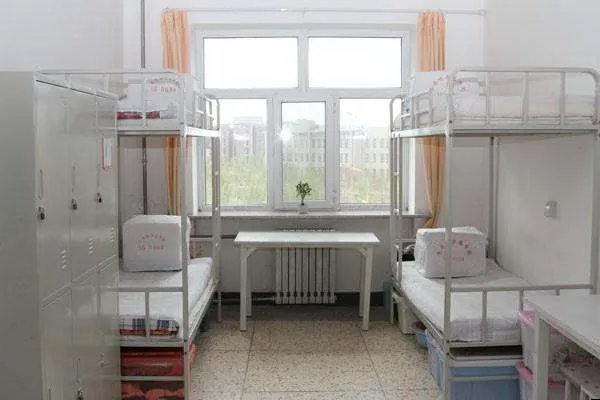 安徽一学校查寝男生宿舍外垃圾堆成山，在寝室保持卫生有多重要？