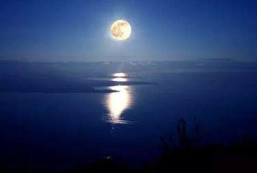 江畔何人初见月？江月何年初照人，是什么意思？