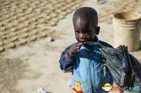 智慧之后是泪水 海地贫民制作泥巴饼干做充饥食物