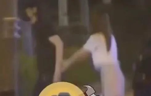 郑云龙翻栏杆怎么回事,郑云龙个人资料简介