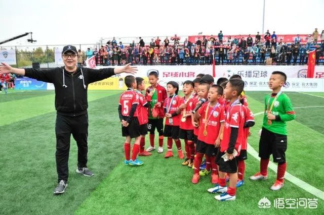 董路微博炮轰白岩松是“充满着井底之蛙的无知和浅薄”，对此你怎么看？