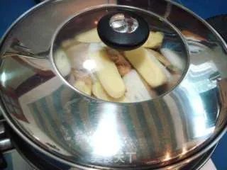 传统古法制作“樟茶鸭”