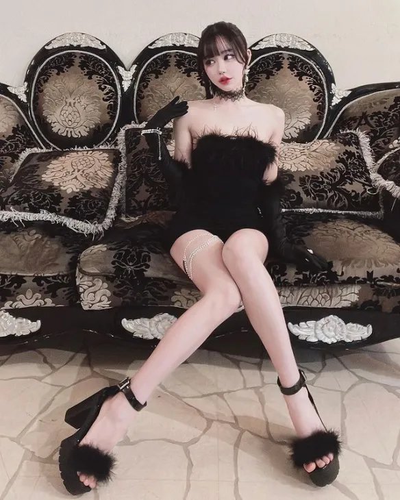 妩媚动人的性感尤物！熟女系岛国小姐姐白田まい美照