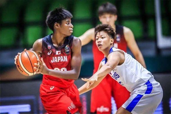 女生打篮球技巧