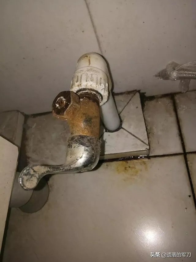 怎么把马桶进水管的三角阀从pvc管里拧出来，现在只原地转？