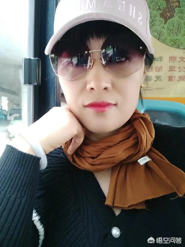 火车卧铺上一男一女打扑克