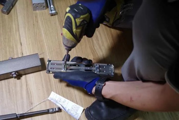 如何自己动手安装闭门器？