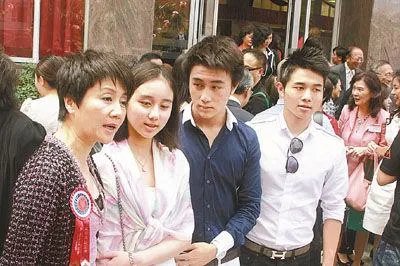 梁安琪有几个子女三子何猷佳怎么消失了去哪了 到底有没有何猷佳