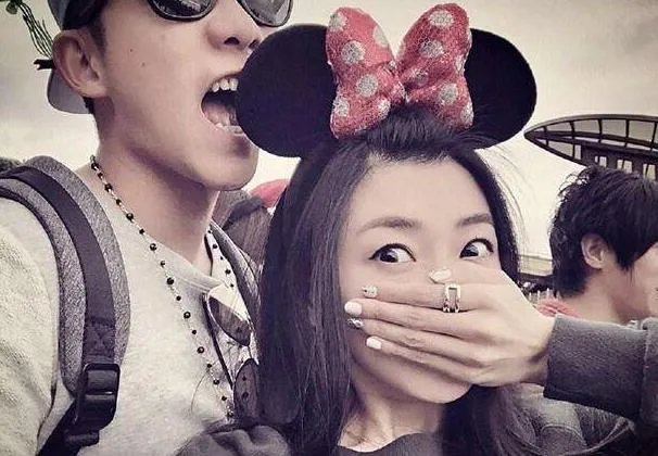 如何看待郑凯微博爆出与程晓玥分手的消息呢？