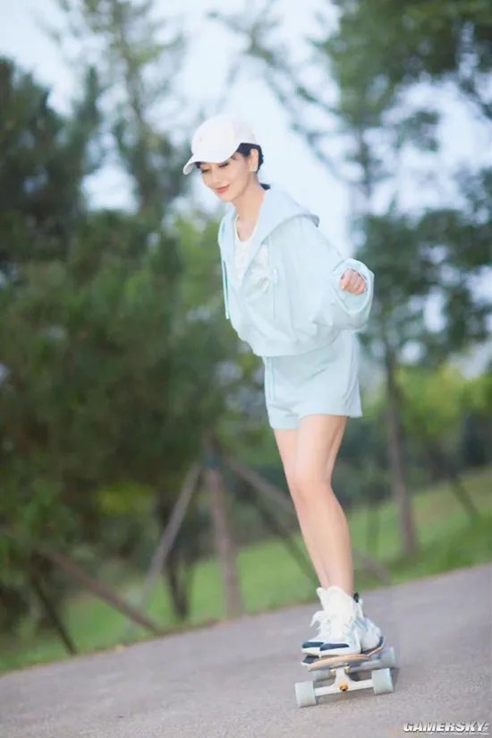 赵雅芝70岁状态登热搜引热议 粉丝质疑经纪人：让老奶奶玩滑板？