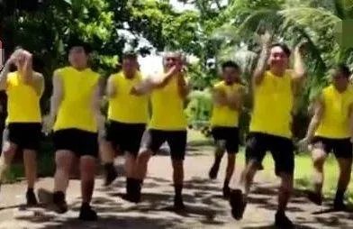 菲律宾猛男舞团版无价之姐对比原版有什么特点？