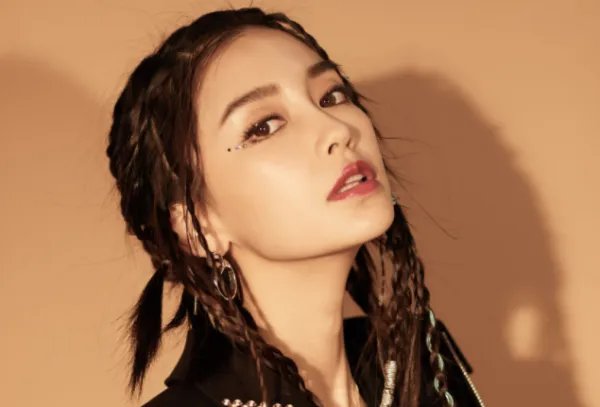 Angelababy签约悦凯，她在该经济公司未来的发展前景会如何呢？