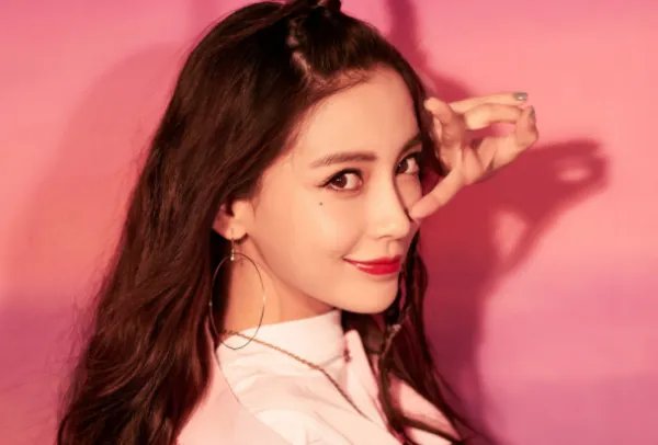 Angelababy签约悦凯，她在该经济公司未来的发展前景会如何呢？