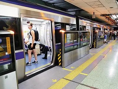 北京地铁5号线部分列车晚点，这是由什么原因导致的？