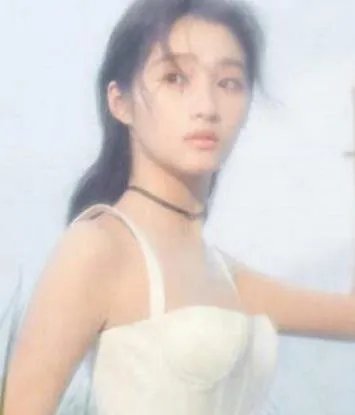 关晓彤比基尼照：女大十八变变出好身材（图）