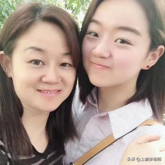 女儿两次失利，妈妈陪考后，一同考入理想学校研究生，如何看待？