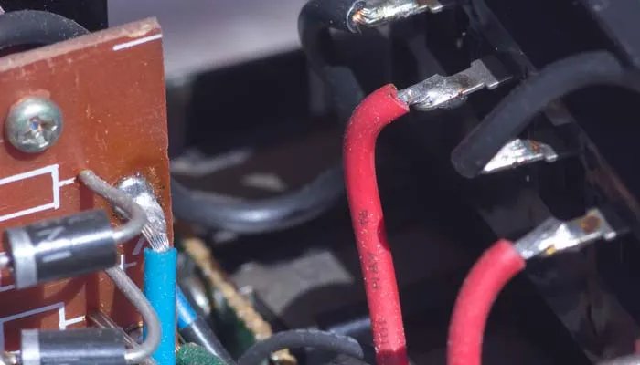 二极管按材料分为哪两种 二极管可分为哪两大类