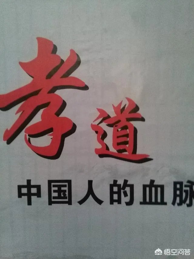 男朋友大三了，还会和妈妈一起搂着睡觉，这正常吗？