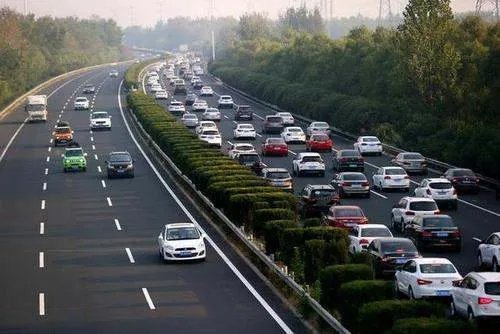 南京一对情侣吵架男子竟把女友丢在高速公路，这一行为有多危险？