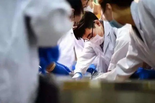 医院回应医学生阳性带病上岗猝死！具体是如何回应的？