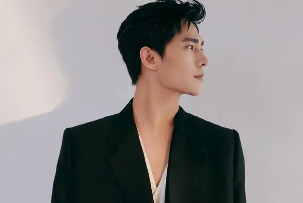 杨洋421事件内容：爆出15岁和女演员有染（都是谣言）