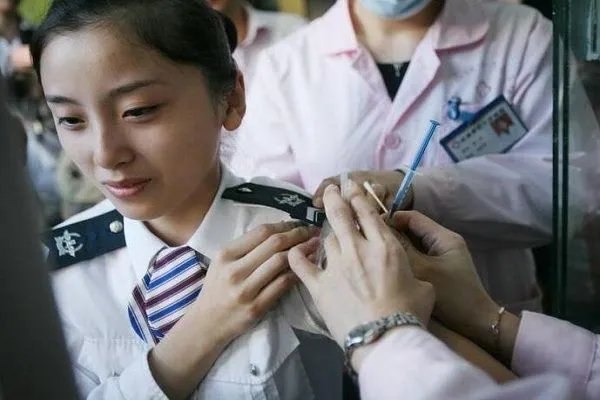 普京女儿率先接种新冠疫苗，接种后有什么反应？