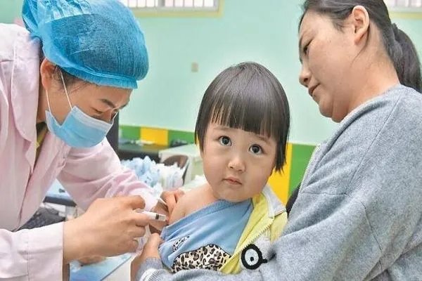 普京女儿率先接种新冠疫苗，接种后有什么反应？