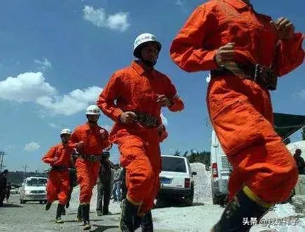 河南6人掉入面筋加工作坊物料罐死亡，事故发生的原因可能是什么？如何保证安全生产？
