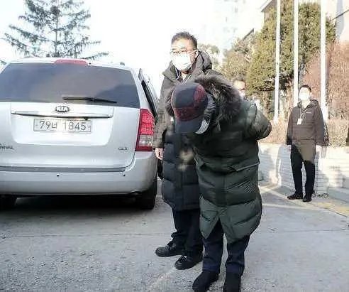 素媛案罪犯赵斗淳出狱后，当地群众对其做了哪些不理智的行为？