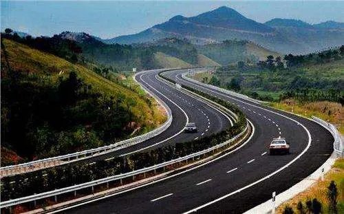 南京一对情侣吵架男子竟把女友丢在高速公路，这一行为有多危险？