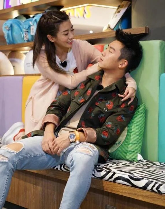 如何看待郑凯微博爆出与程晓玥分手的消息呢？