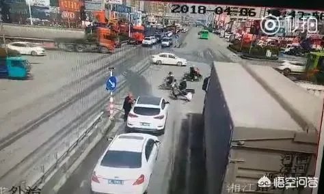 漯河老汉路口拦车乞讨被撞伤，你怎么看？