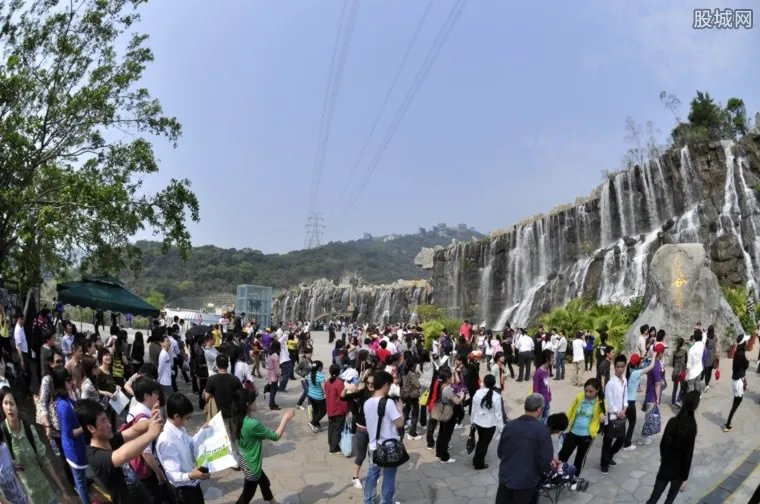 月牙泉恢复开放 游客实名制扫码购票入园